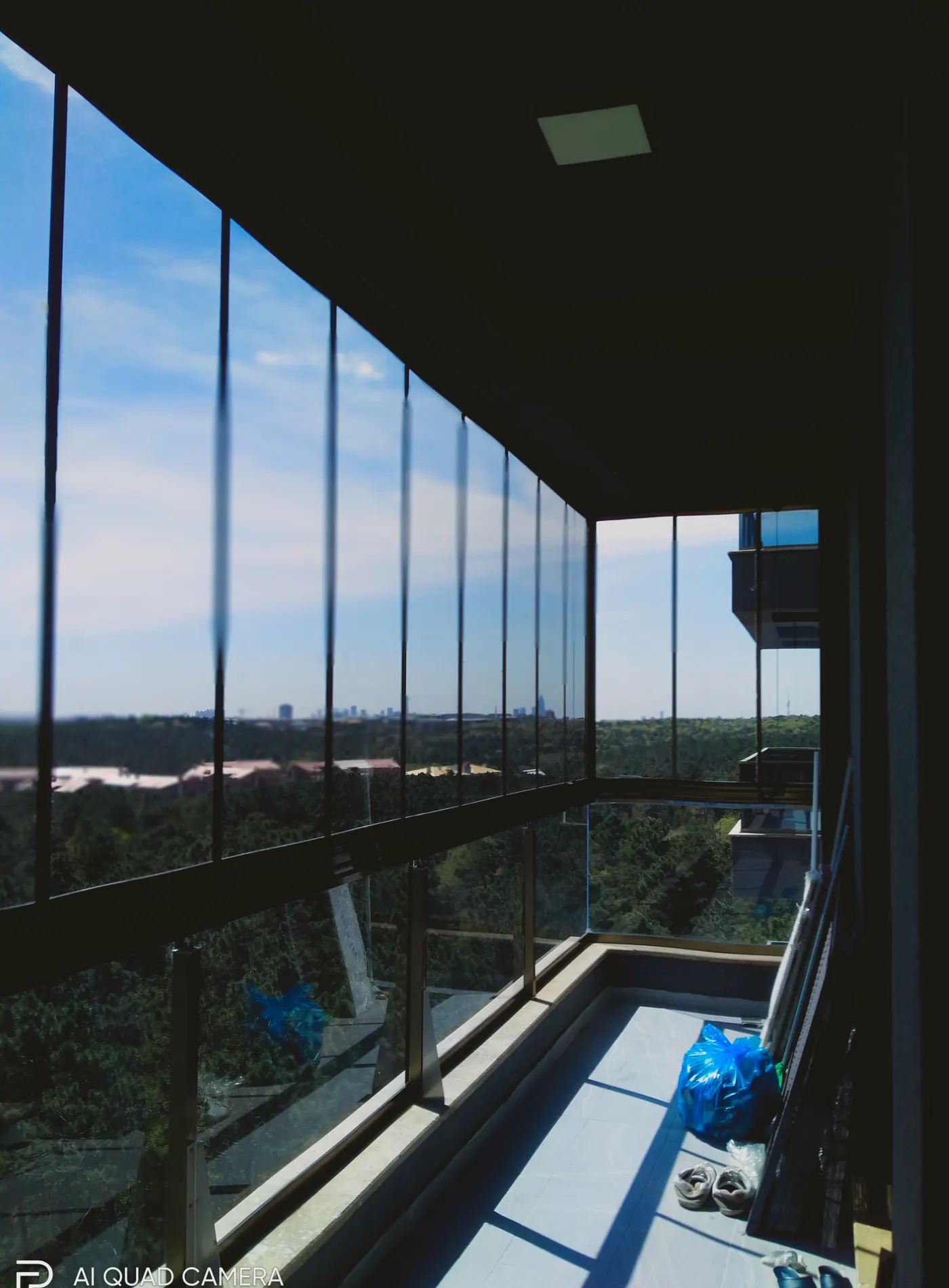 Cam balkon uygulaması — kapalı balkondan manzara