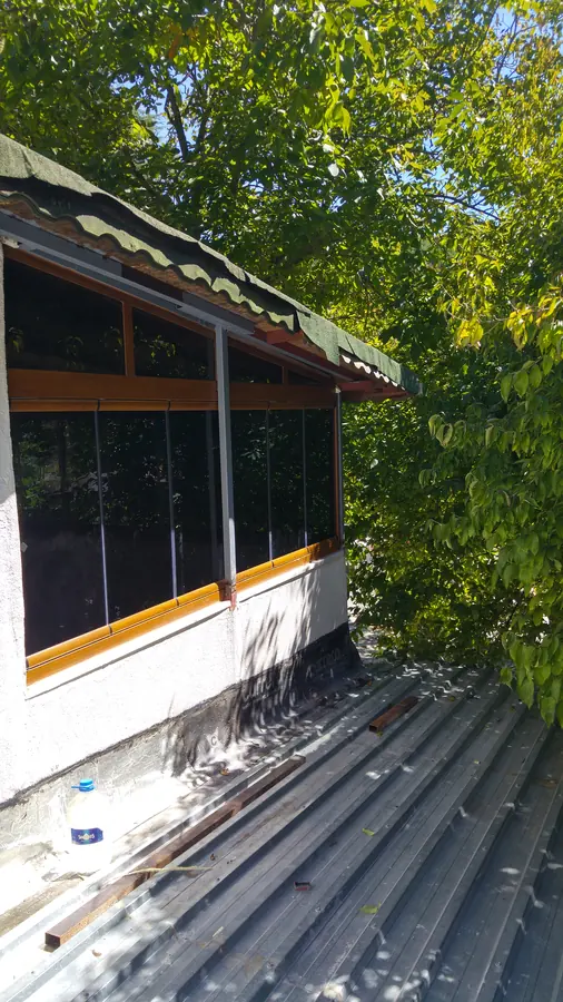 Ahşap kaplamalı bahçe katı katlanır cam balkon
