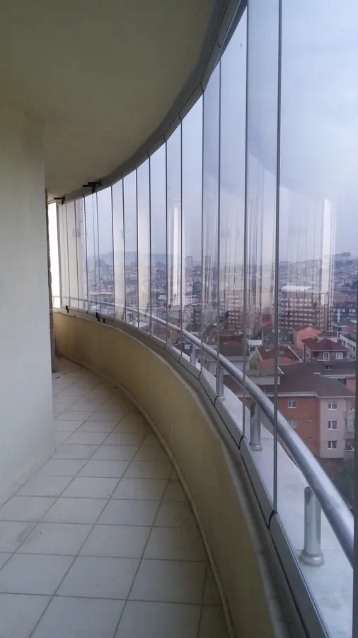 Oval balkonda kavisli cam balkon uygulaması