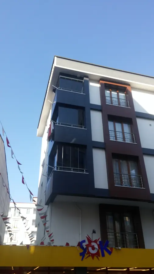 Apartman cephesinde katlanır cam balkon