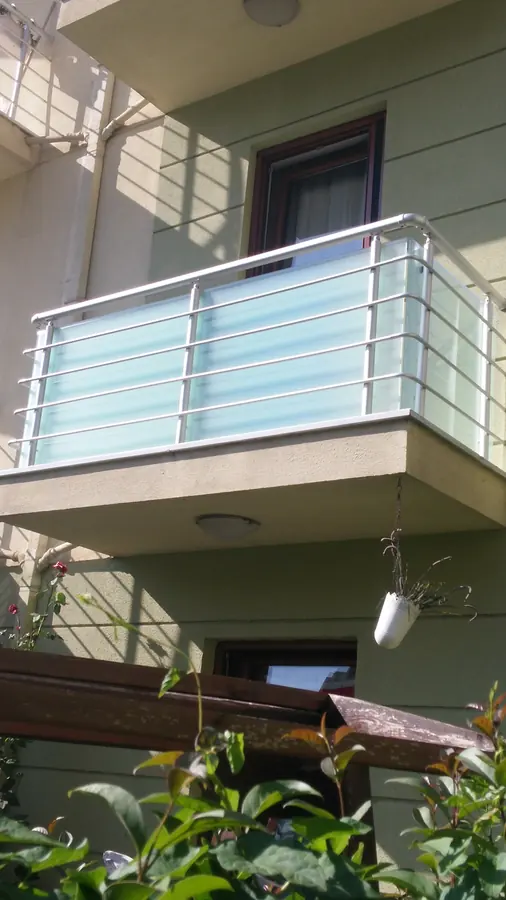 Kavisli balkonda cam balkon iç görünüm