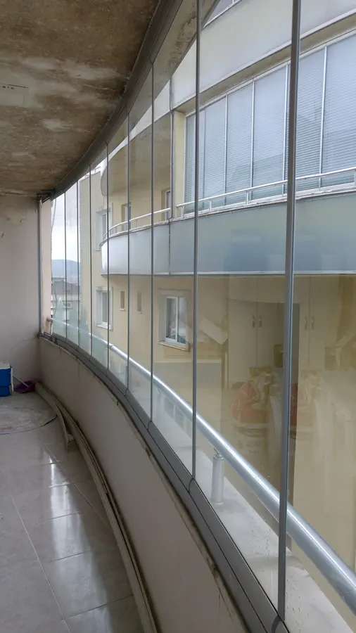 Şehir manzaralı kavisli cam balkon