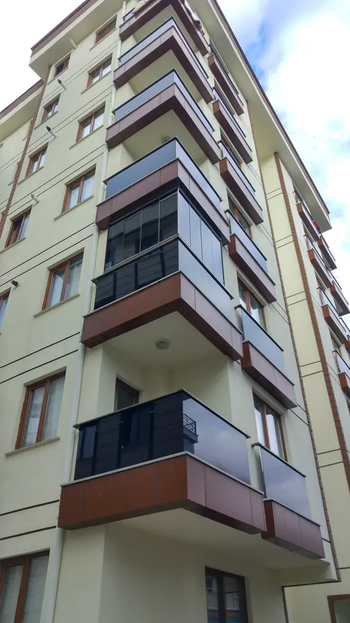 Bina cephesinde füme cam balkon uygulaması