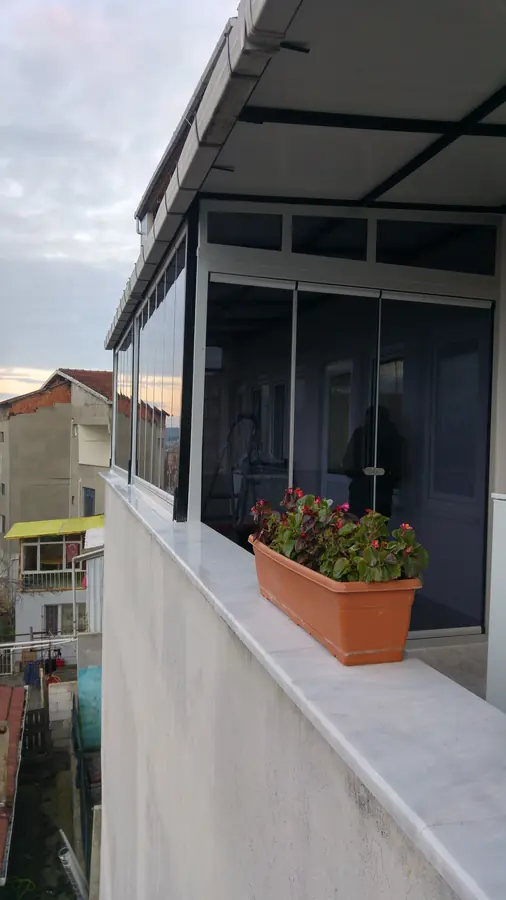 Çiçeklikli teras cam balkon uygulaması