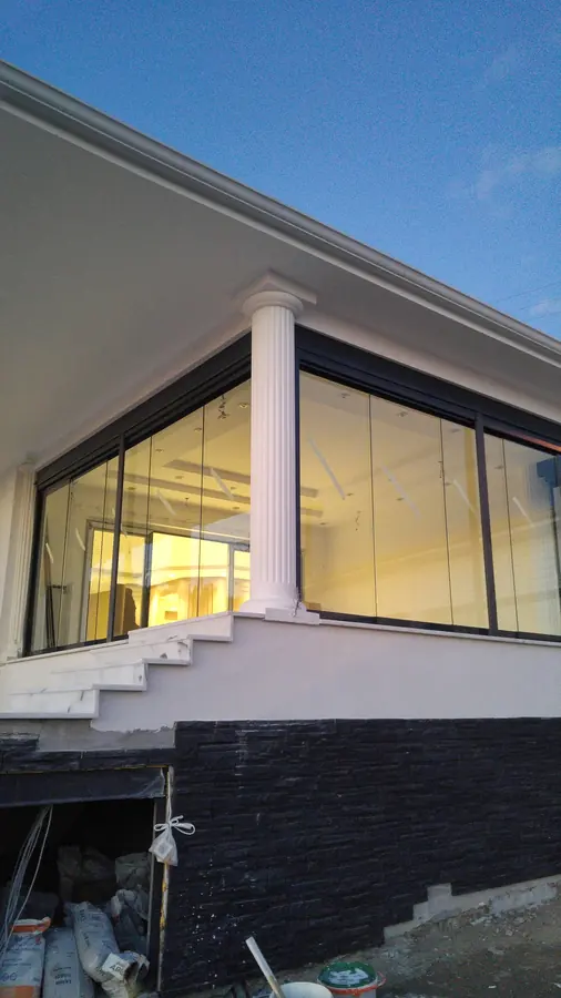 Sütunlu terasta katlanır cam balkon