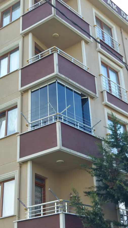 Köşe balkonda şeffaf cam balkon