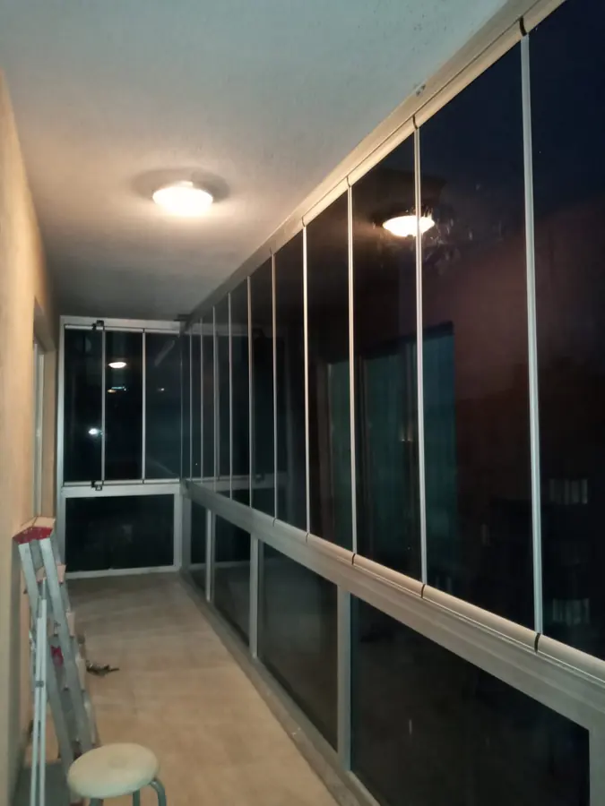 Kapalı balkonda cam balkon iç görünüm