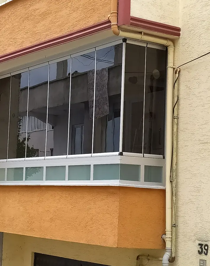 Turuncu cepheli binada cam balkon