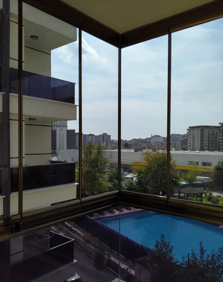 Havuz manzaralı terasta cam balkon