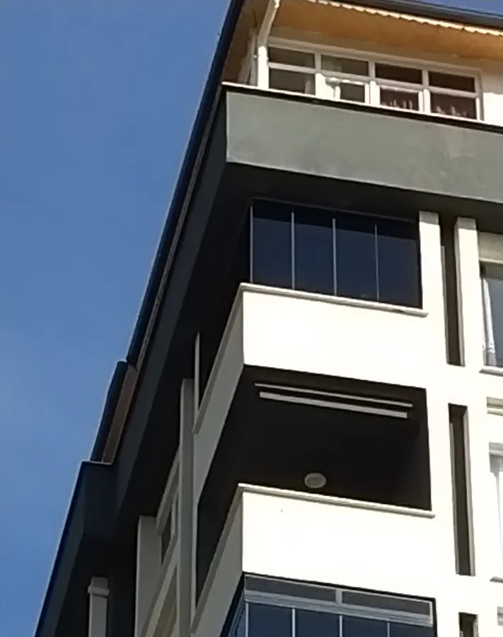 Köşe balkonda füme cam balkon