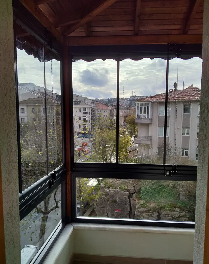 Cam balkondan şehir manzarası