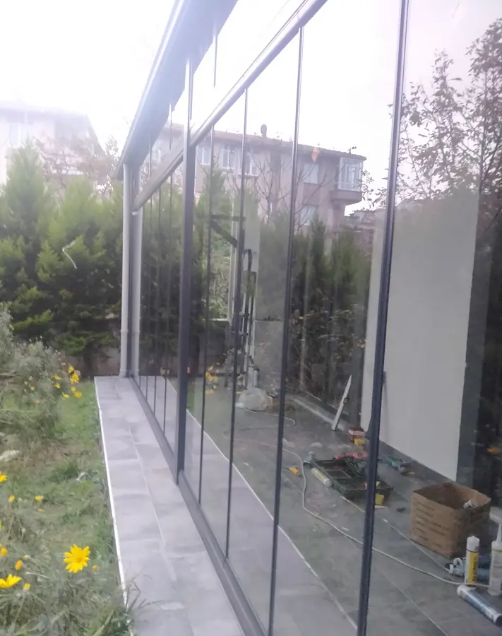 Bahçe katı boydan boya cam balkon