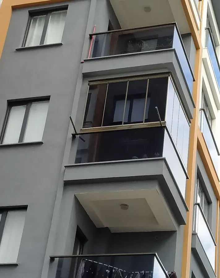 Apartman cephesinde füme cam balkon