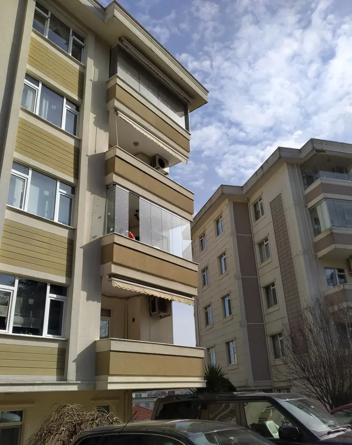 Bina cephesinde çok katlı cam balkon uygulaması