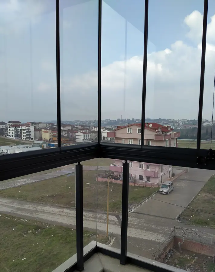 Cam balkondan mahalle manzarası
