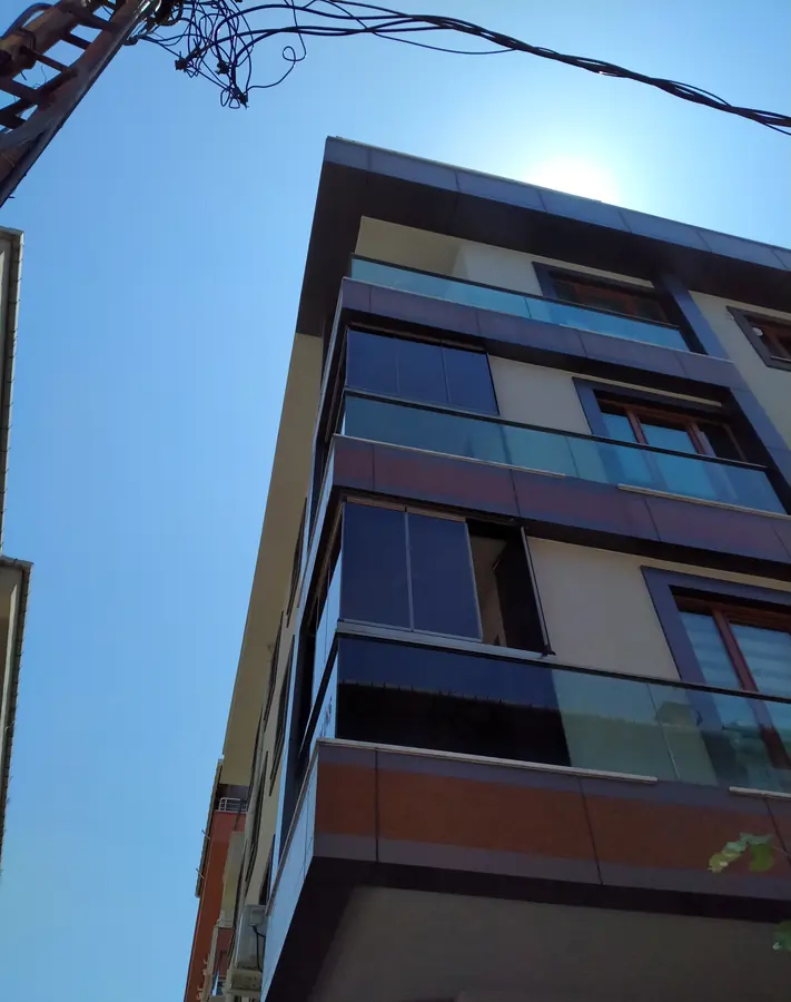 Mavi reflekte camlı bina cephesi