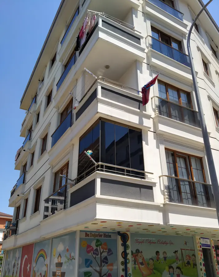 Köşe balkonda füme cam balkon
