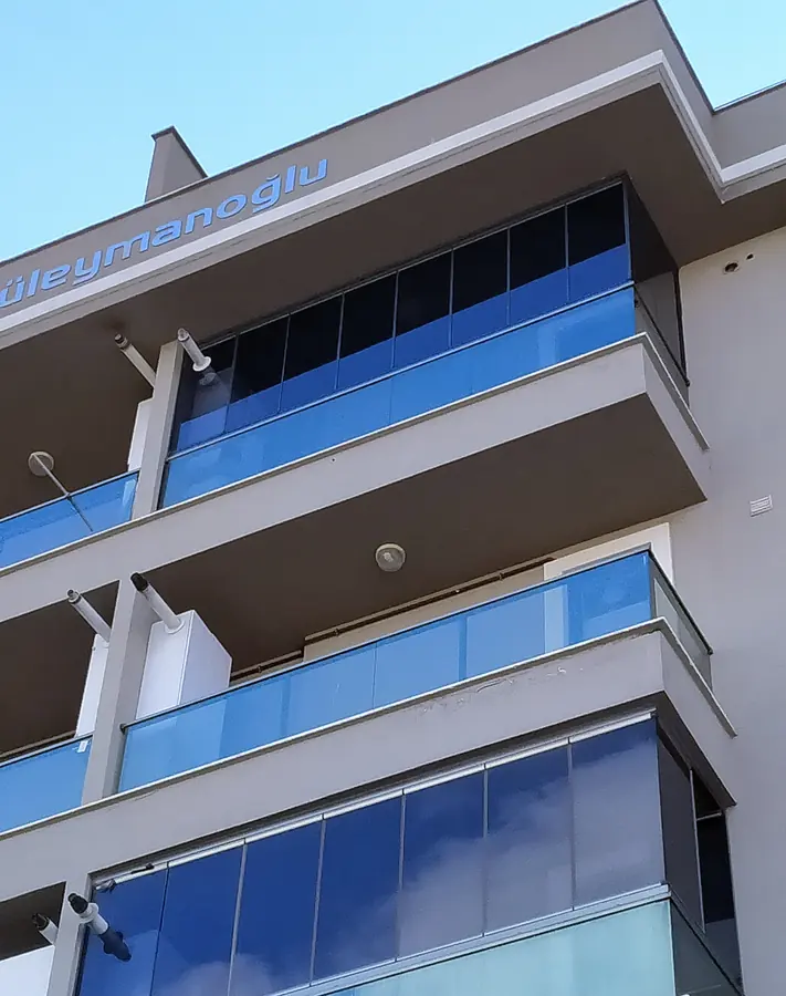 Mavi camlı balkon ve cam korkuluk