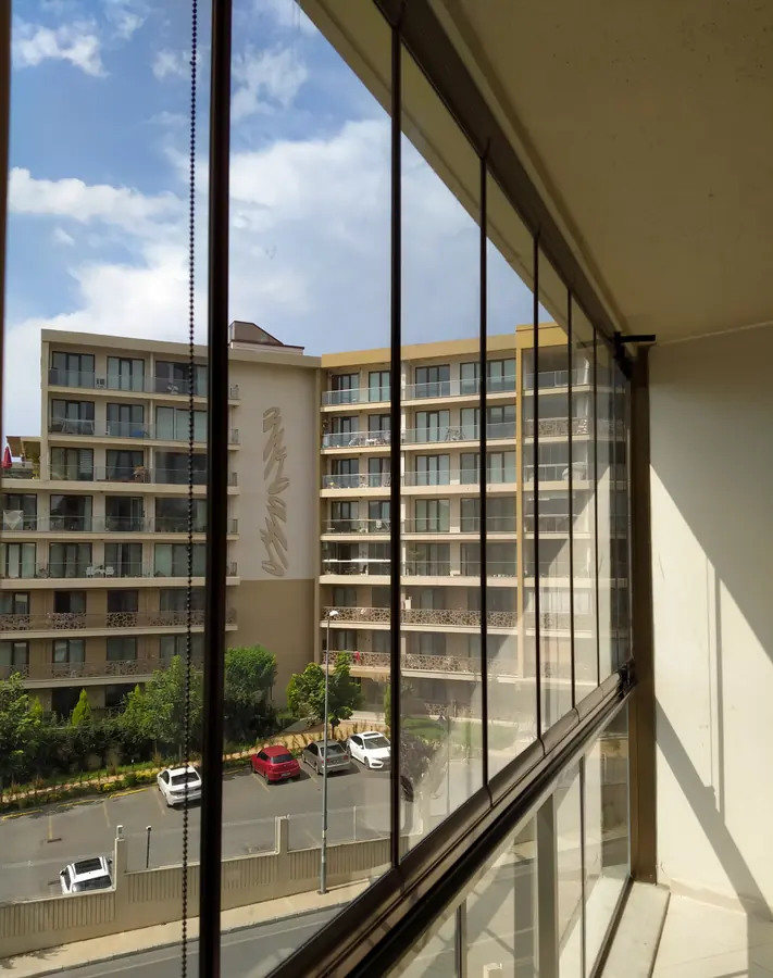 Cam balkon iç görünüm ve manzara
