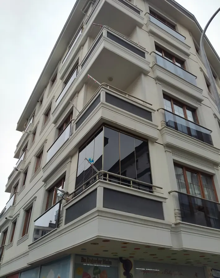 Klasik cepheli binada cam balkon