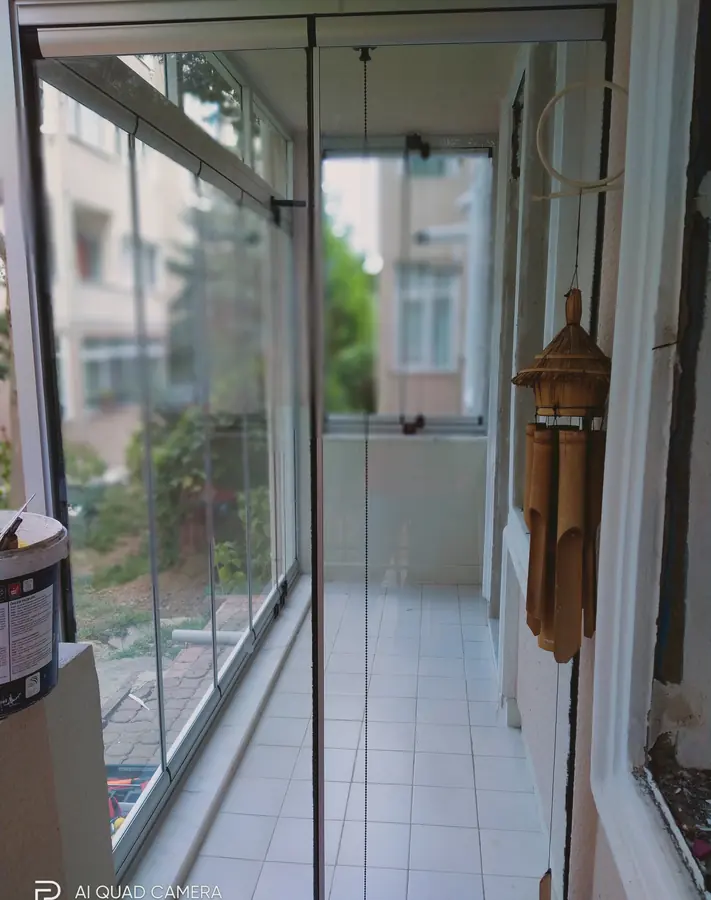 Dar balkonda şeffaf cam balkon