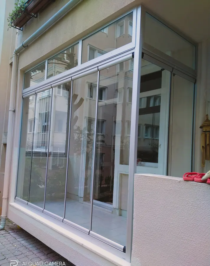 Ferah cam balkon iç görünüm