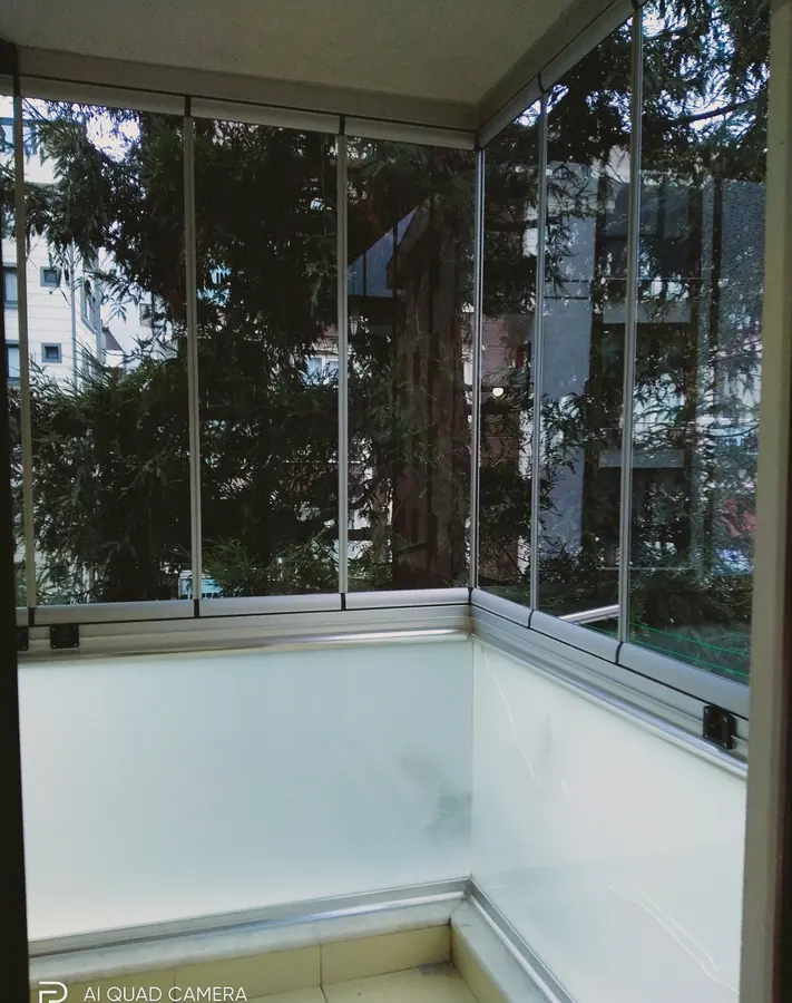 Ağaç manzaralı cam balkon