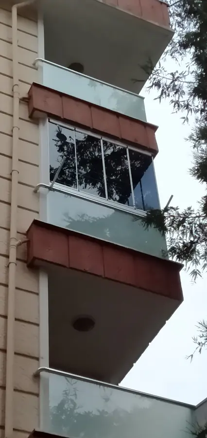Balkonda şeffaf cam balkon uygulaması