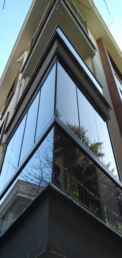 Köşe balkonda mavi füme cam balkon