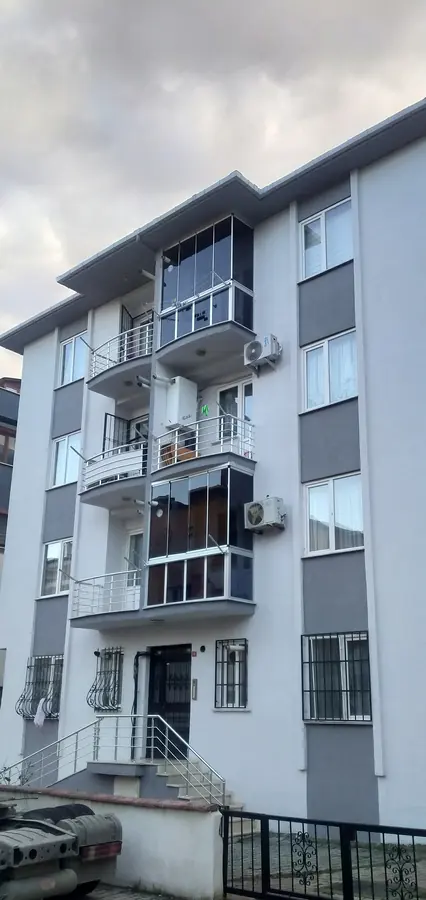 Apartman balkonunda cam balkon