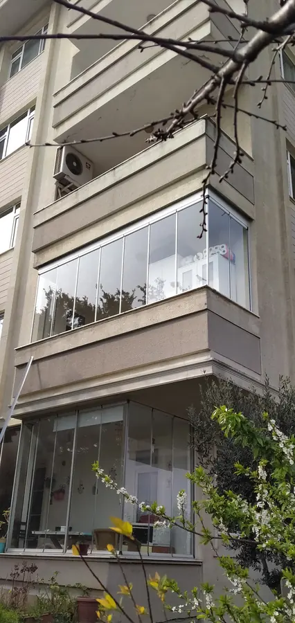 Bina köşesinde katlanır cam balkon