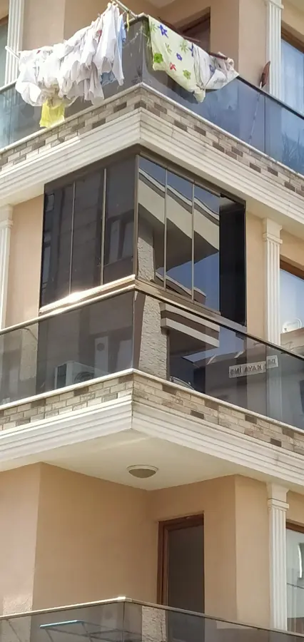 Korkuluklu balkonda cam balkon