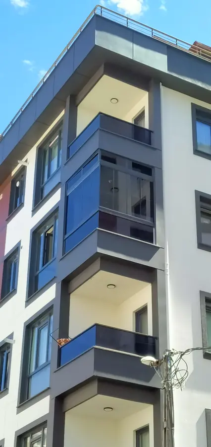 Mavi camlı balkon uygulaması