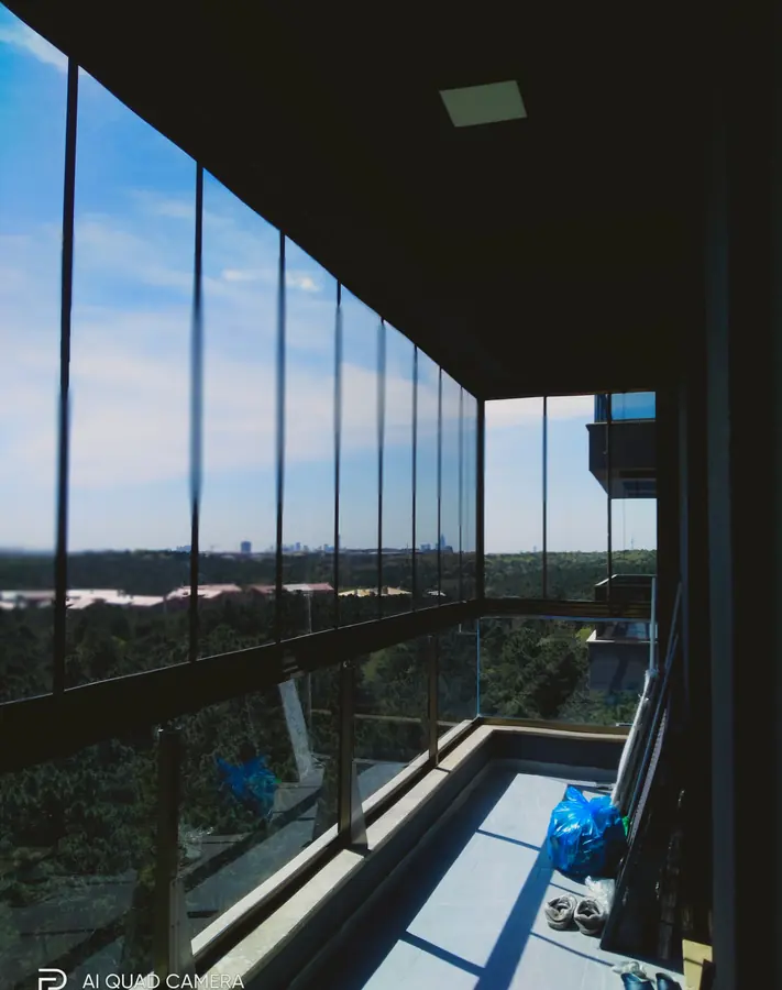 Geniş manzaralı cam balkon iç görünüm