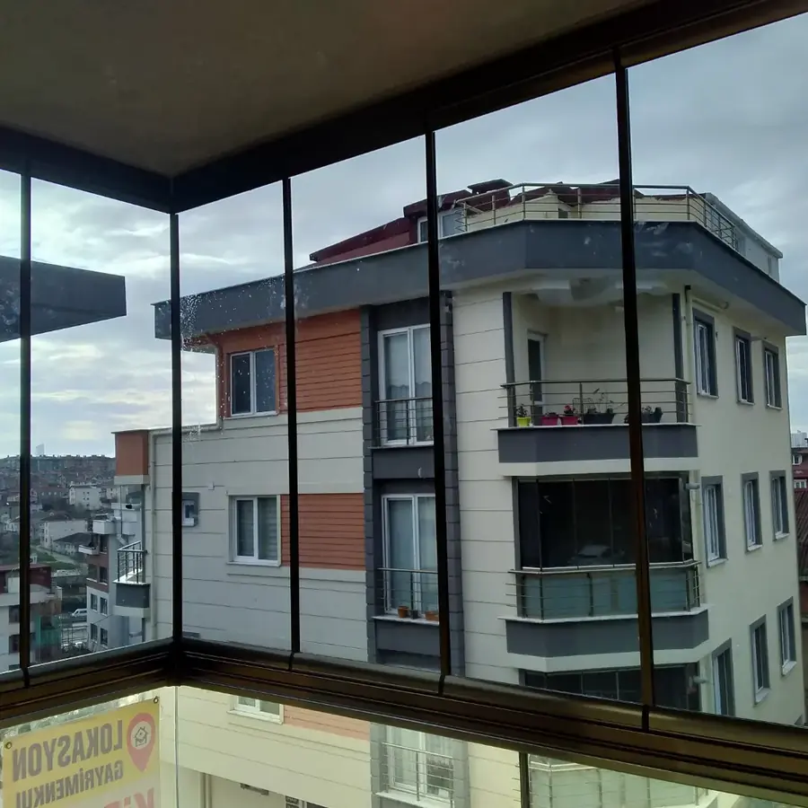 Cam balkon iç görünüm ve bina manzarası