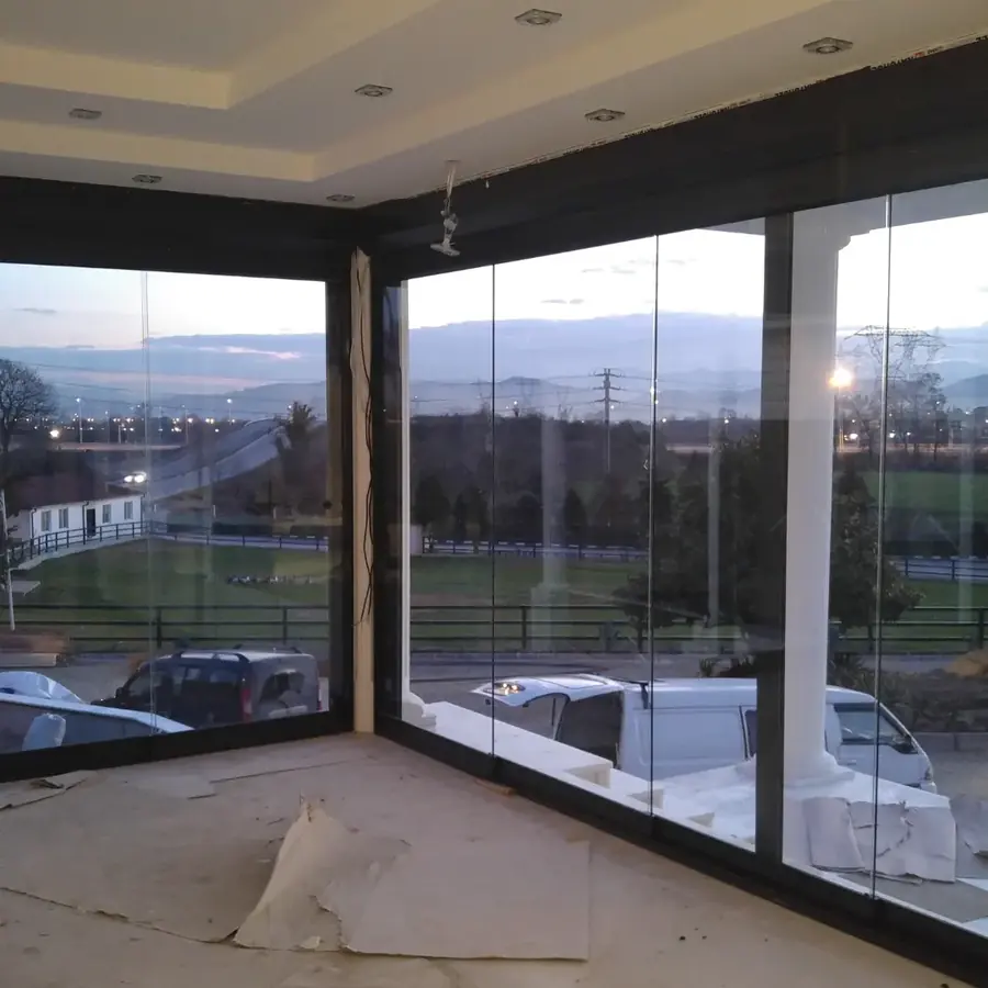 Panoramik manzaralı köşe cam balkon