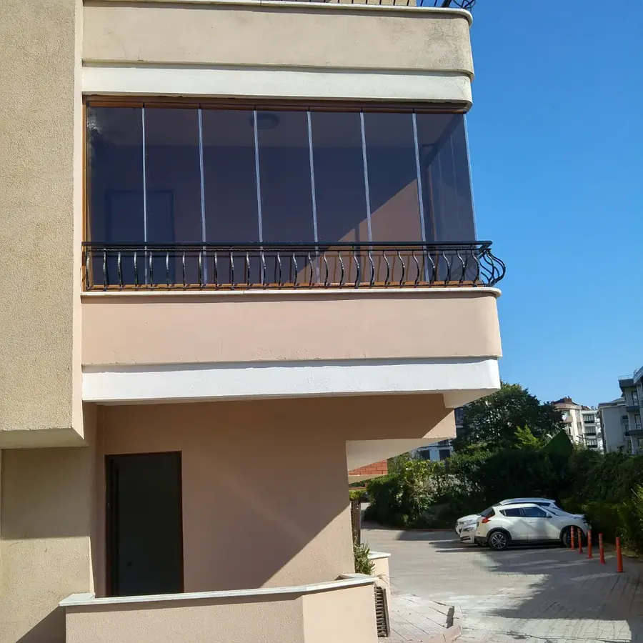 Teras katında füme cam balkon