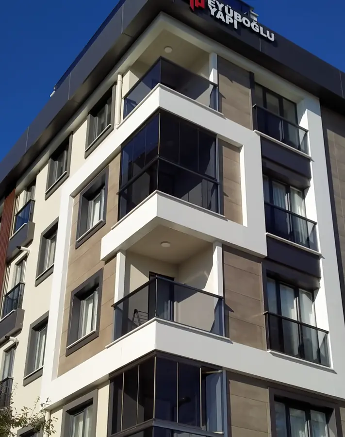 Modern bina köşesinde ısıcamlı cam balkon