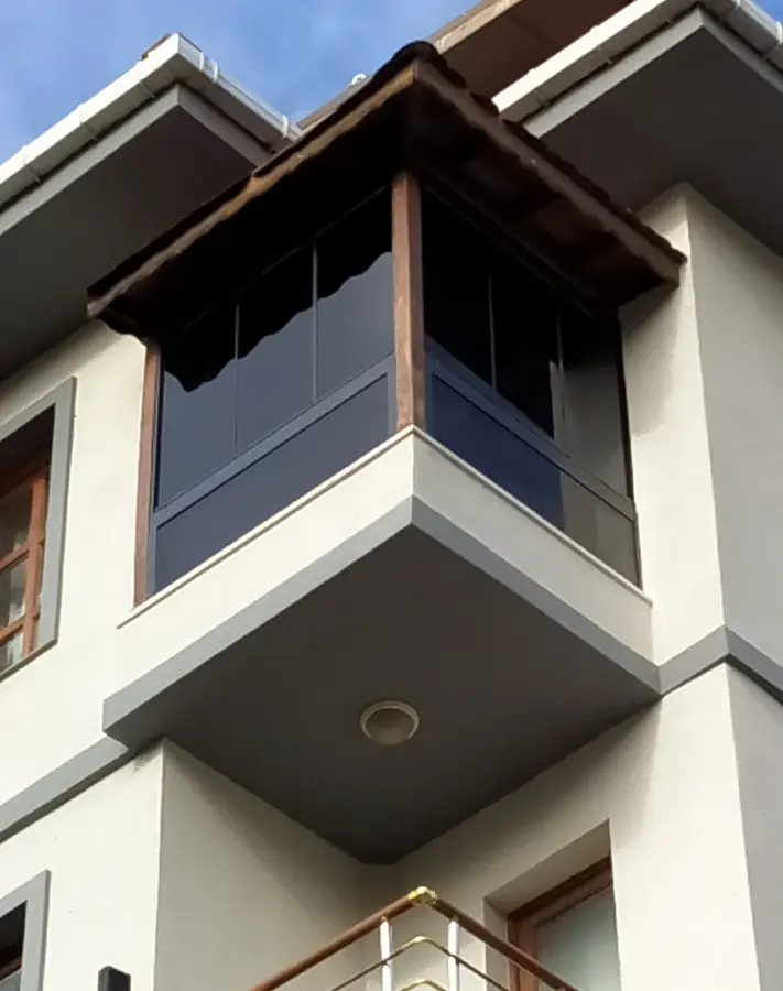 Ahşap detaylı ısıcamlı cam balkon