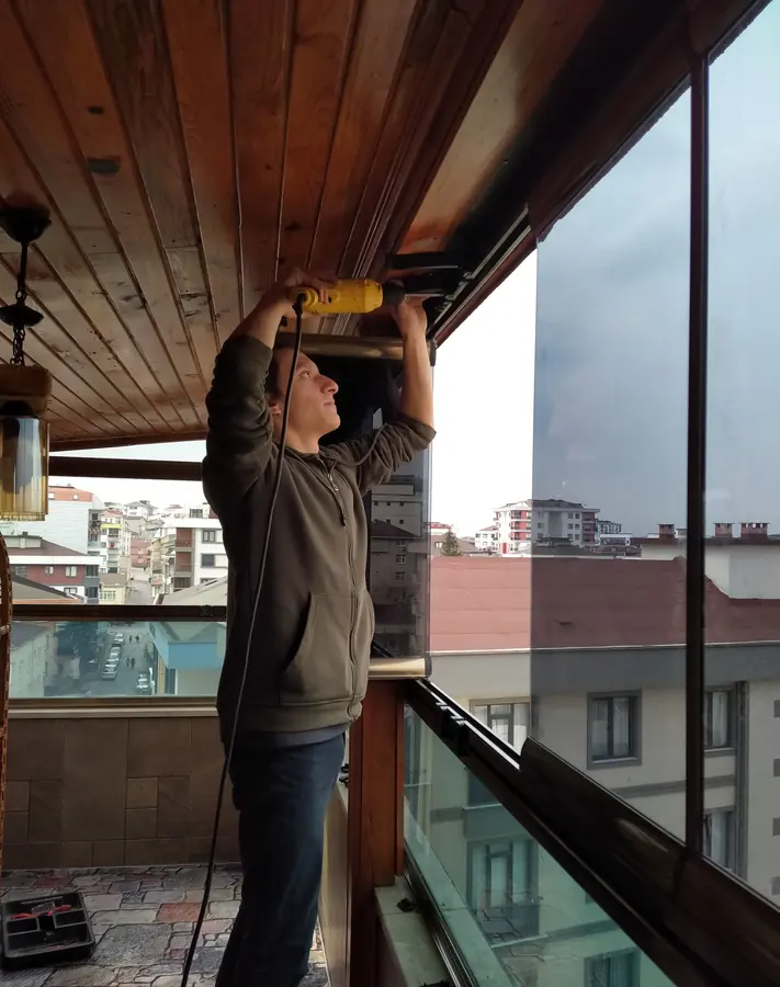 Cam balkon montajı sırasında ekip çalışması