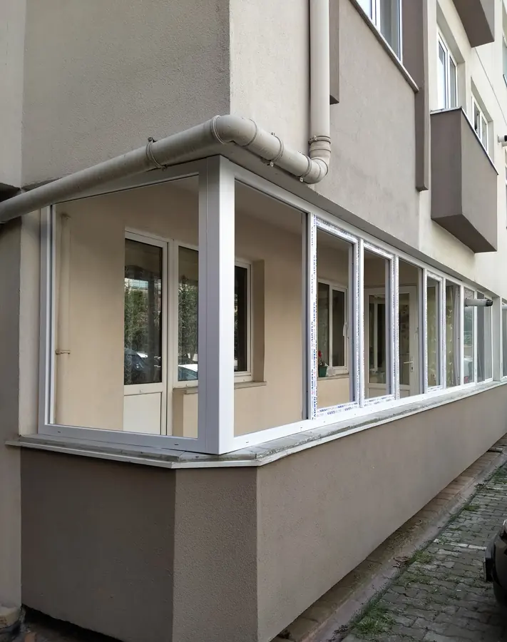 Beyaz PVC pencere doğrama uygulaması